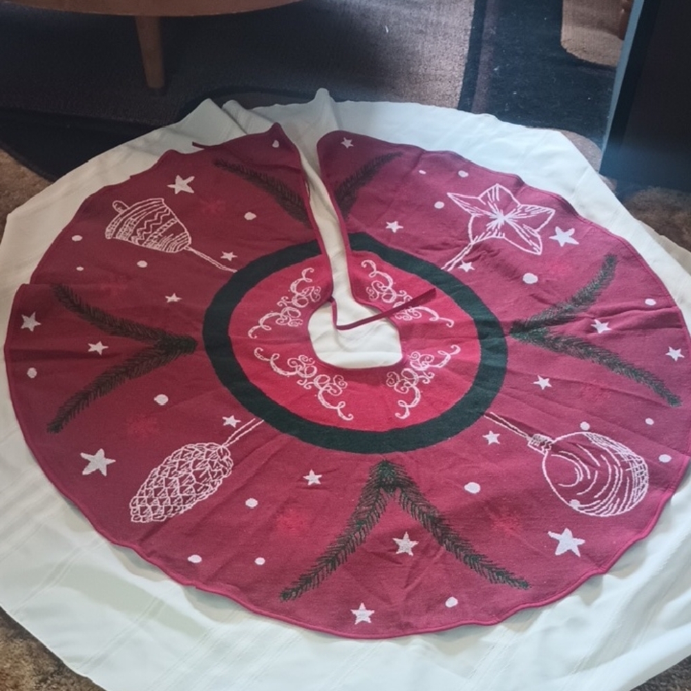 Festive Red Tree Skirt with Holiday Motifs